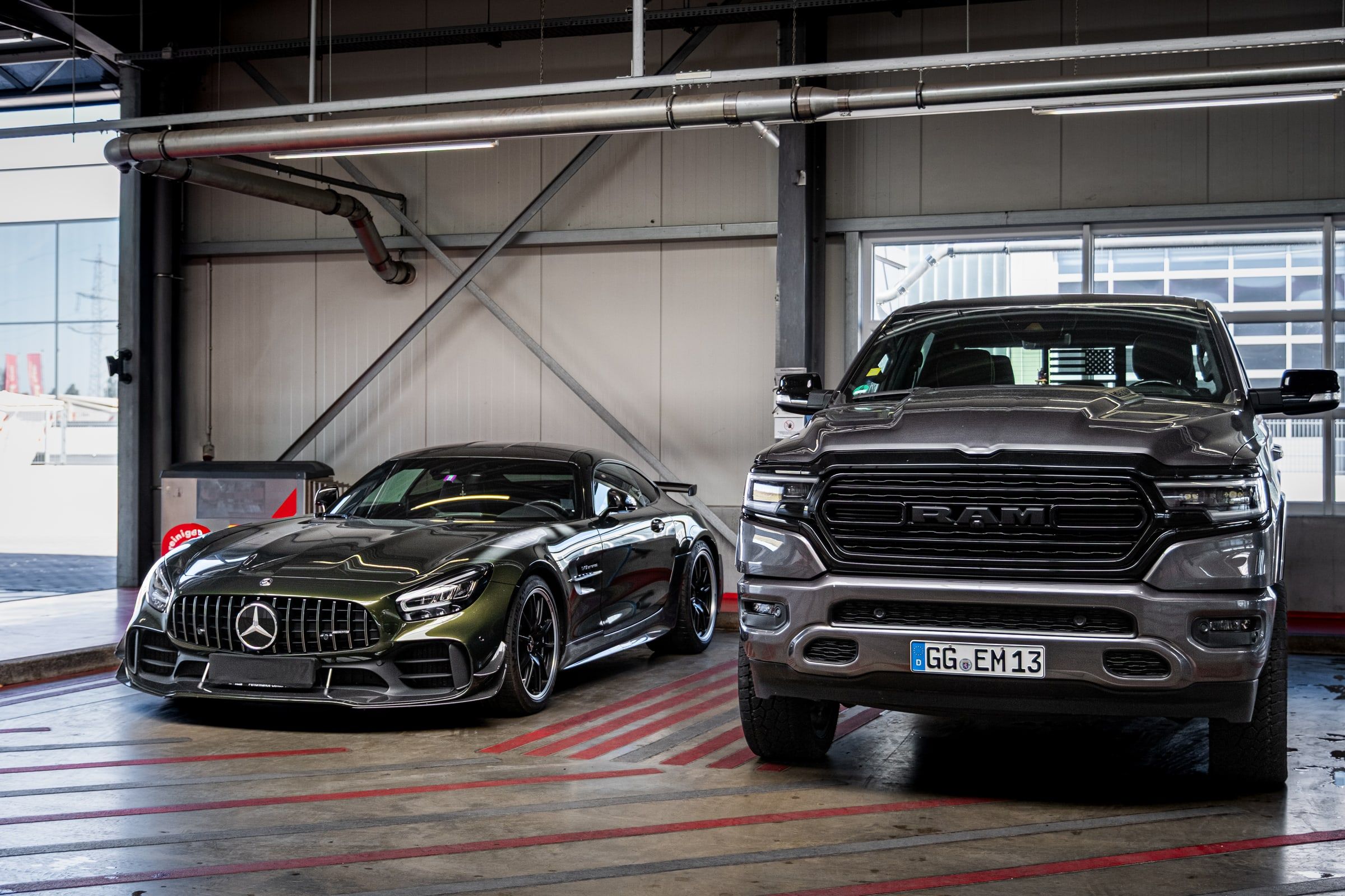 Ein Mercedes-AMG und ein RAM Pick-up in der Halle von emmi Carwash