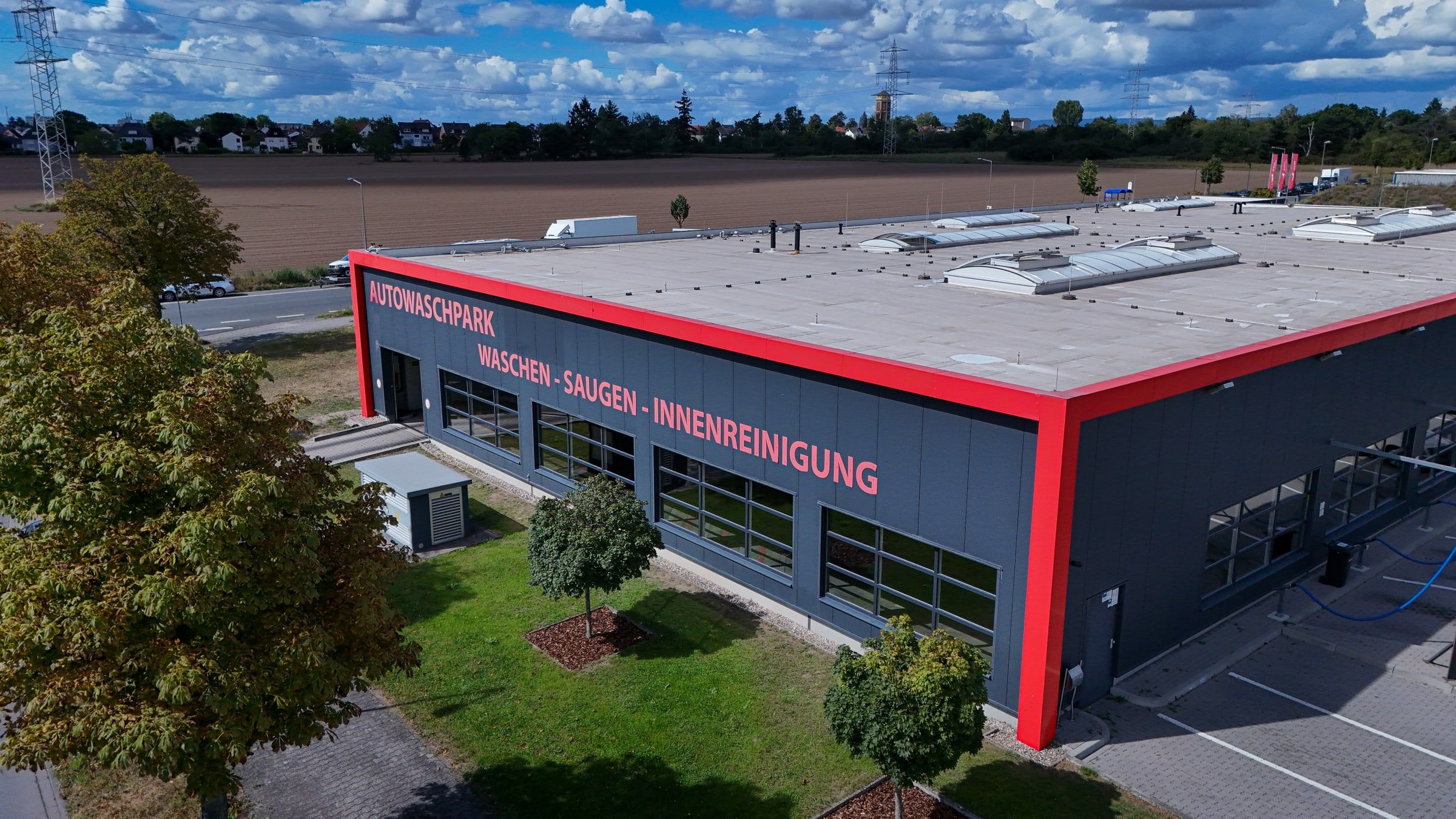 Fassade des Autowaschparks mit dem Schriftzug Waschen, Saugen, Innenreinigung
