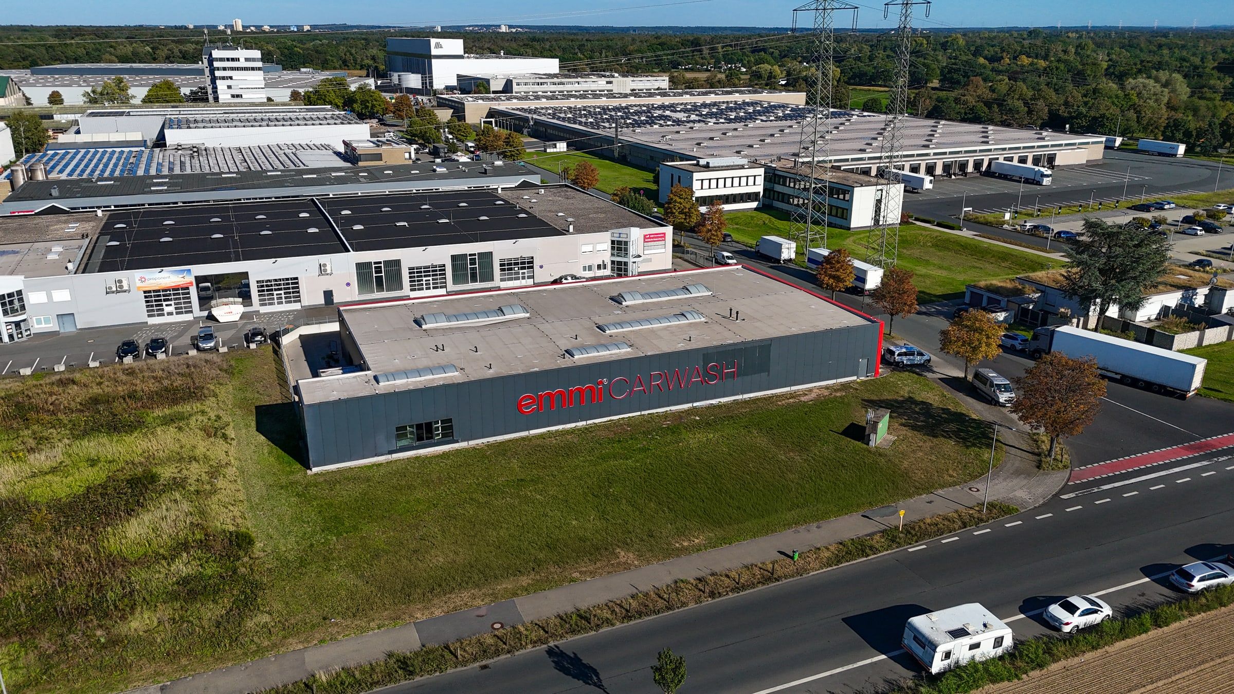 Luftaufnahme des emmi Carwash Geländes im Gewerbegebiet von Mörfelden-Walldorf