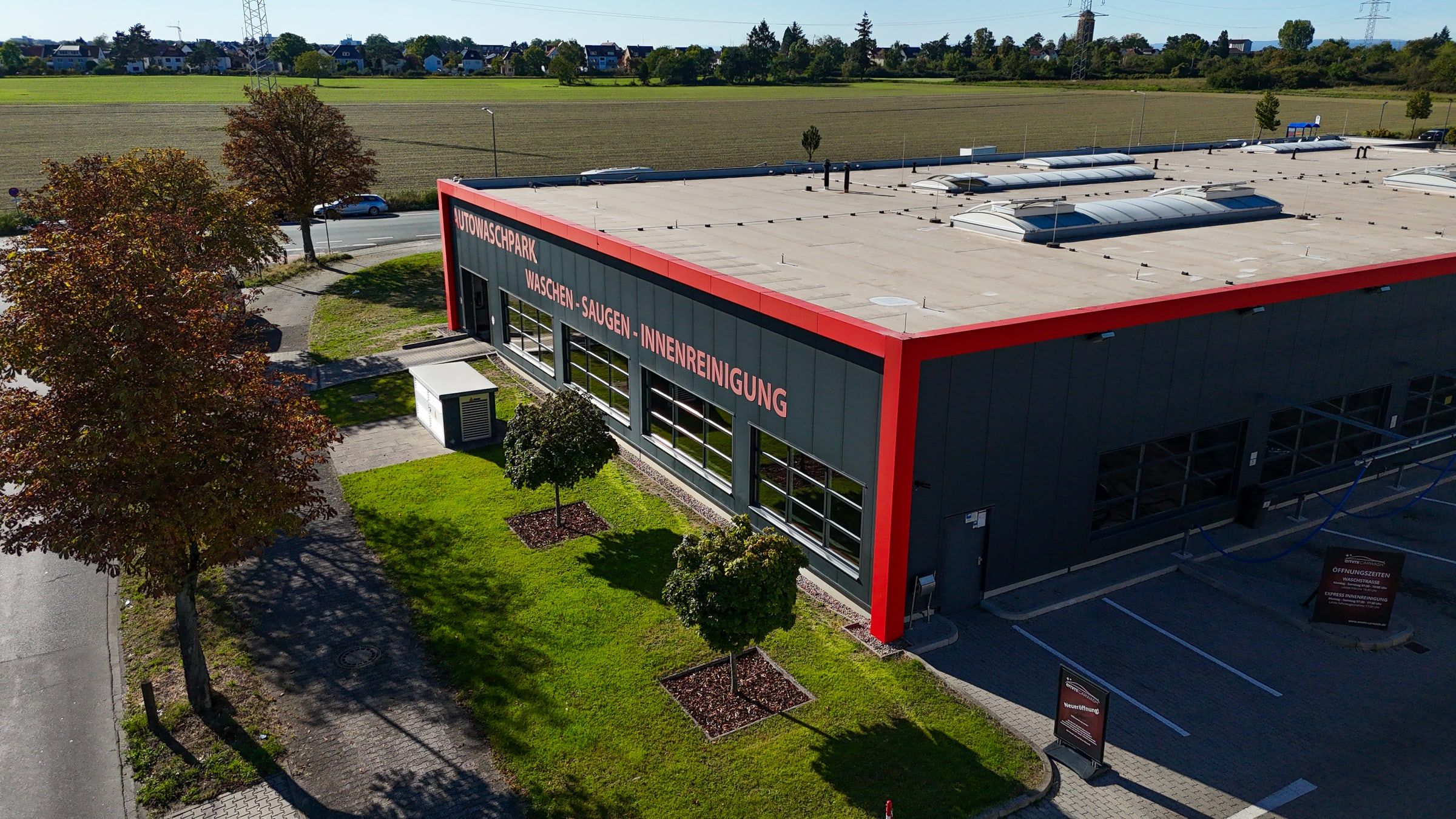 Das Gebäude von emmi Carwash am Hessenring in Mörfelden-Walldorf aus der Luft