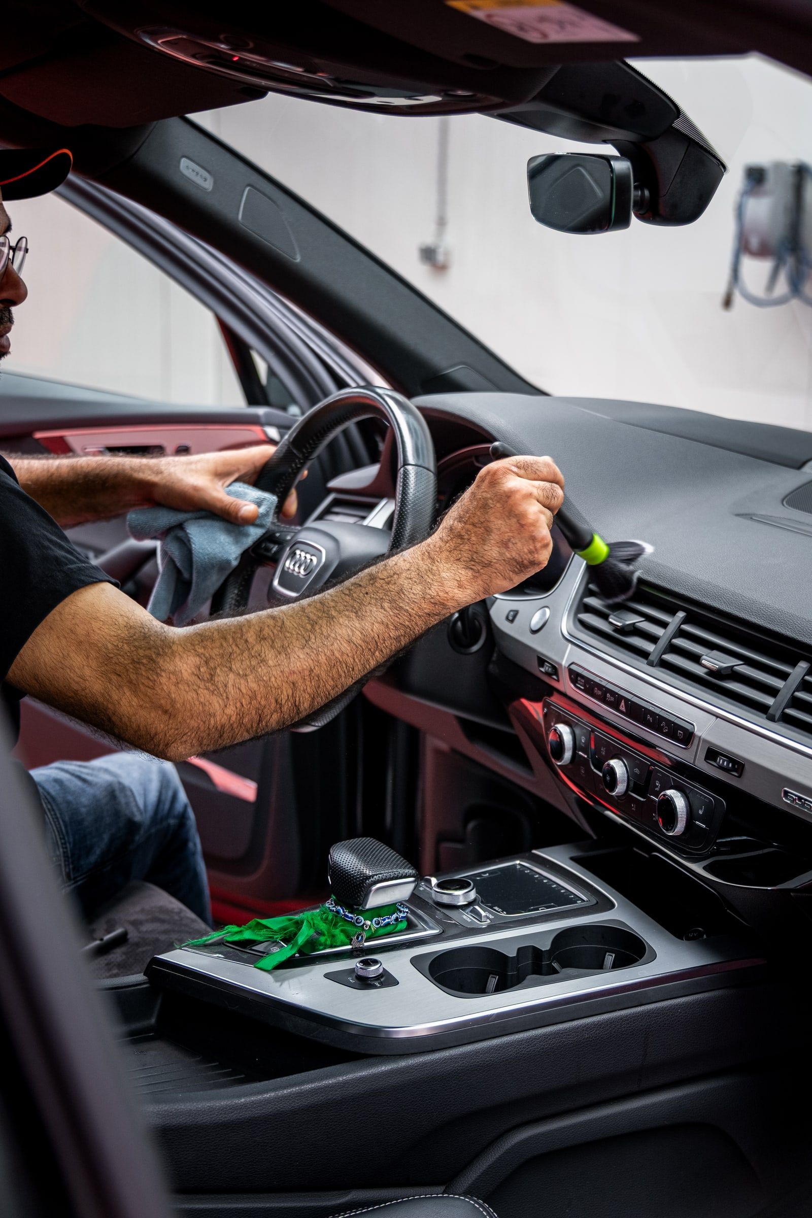 Cockpit und Lüftungsdüsen eines Autos werden bei emmi Carwash von Hand gereinigt