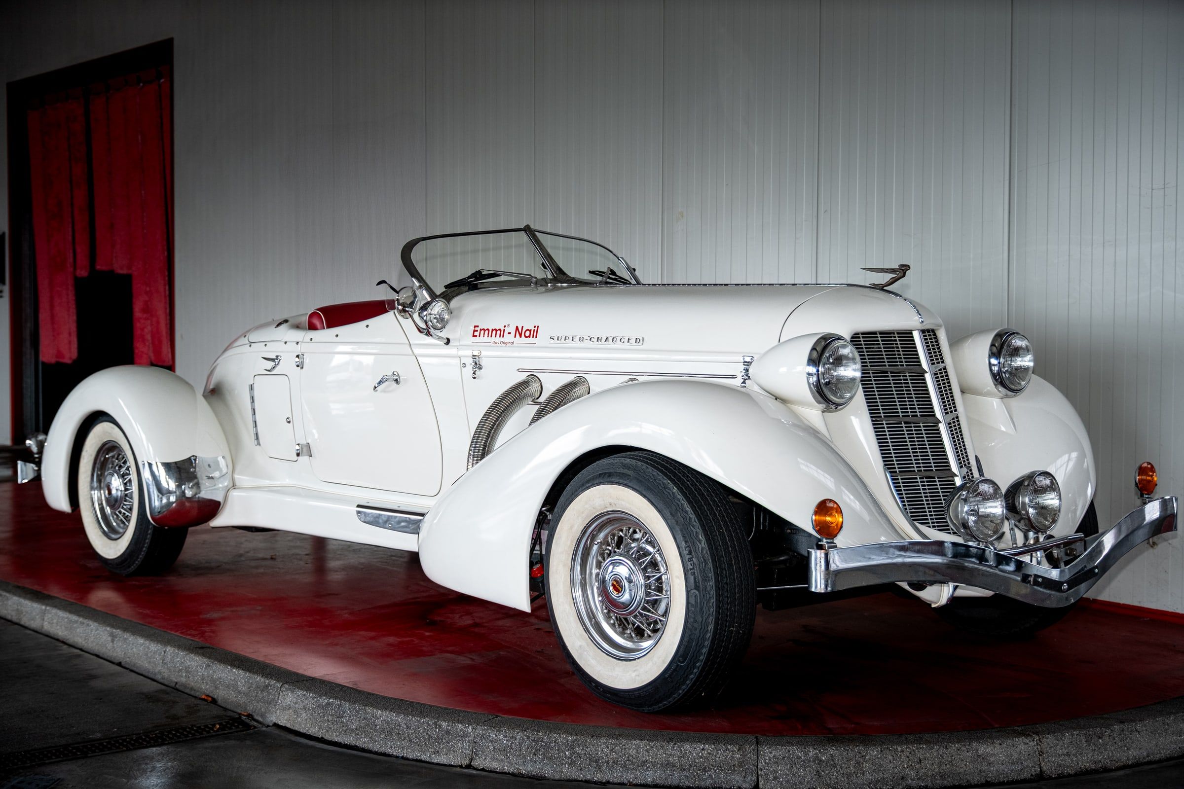 Weißer Oldtimer in der Halle von emmi Carwash