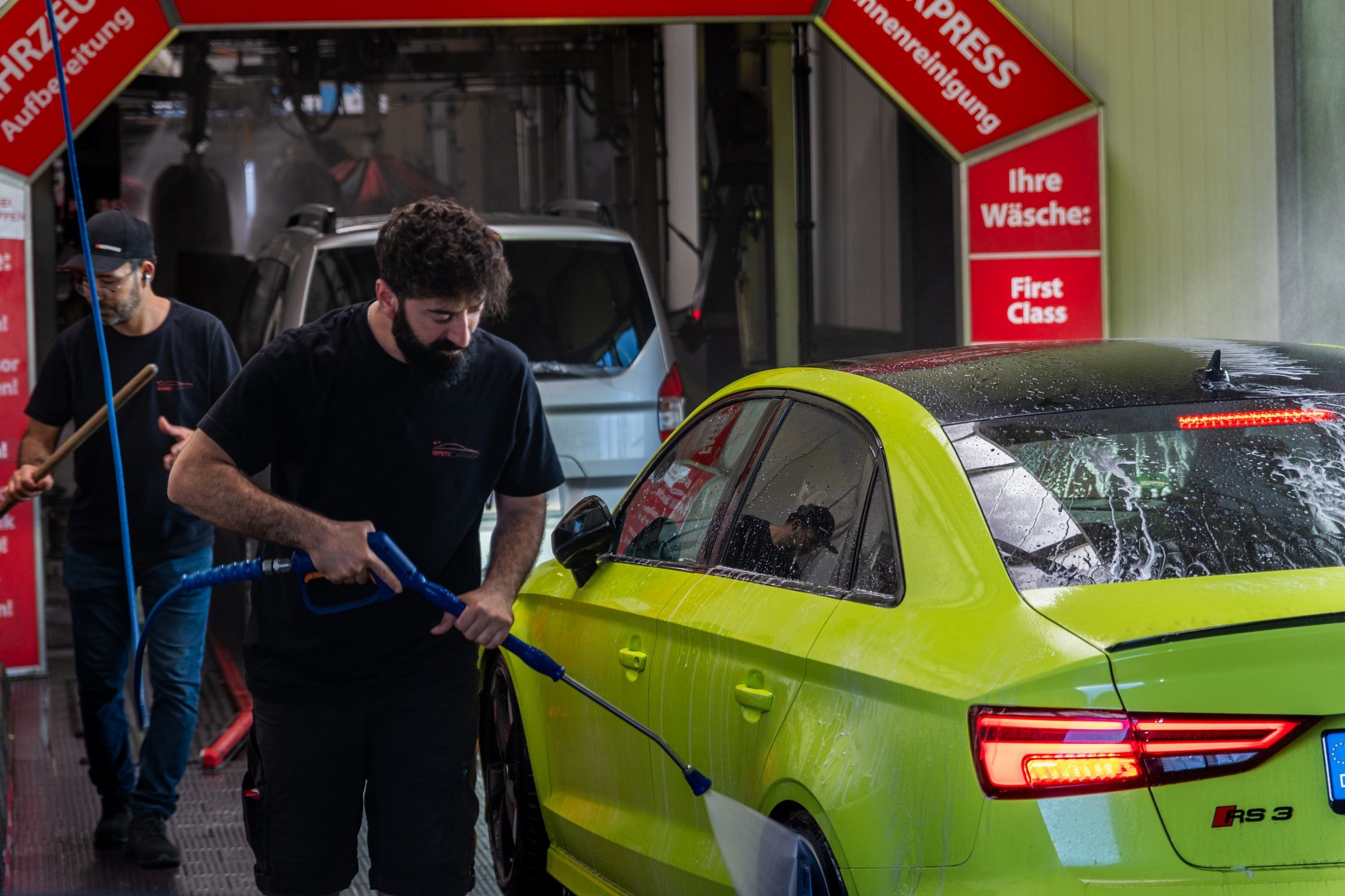 Mitarbeiter von emmi Carwash bei der Hand-Vorwäsche